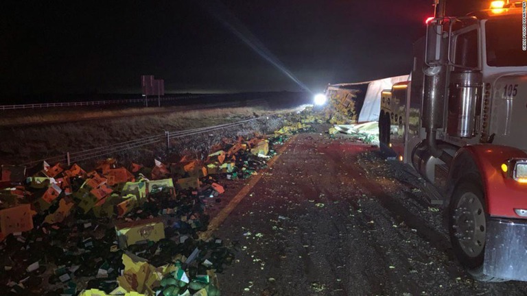 真夜中に起きたトラックの衝突事故で、積み荷のアボカドが高速道路に散乱した/Ciboli Police Department