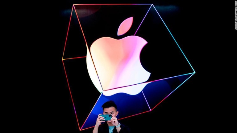 「ｉＰｈｏｎｅ」は販売を減らすも、アップル全体の売上高は２％の増加を記録した/Johannes Eisele/AFP/Getty Images