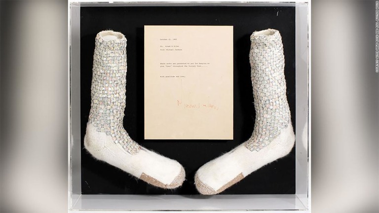 Ｍ・ジャクソンがテレビ番組で初めてムーンウォークを披露した際の靴下が競売に/courtesy Gotta Have Rock and Roll auction house