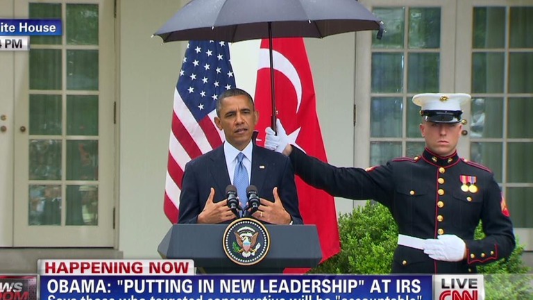 ２０１３年の米・トルコ首脳の記者会見中に傘を差したのは例外的な場面だった/CNN