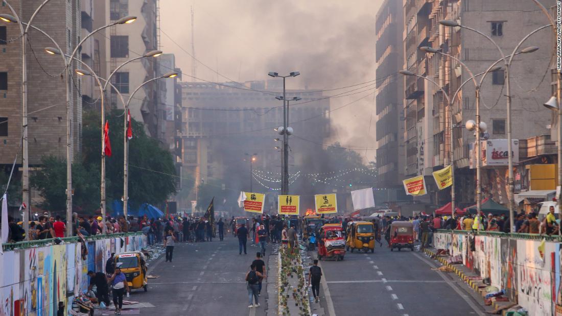バグダッド中心部の広場に集まるデモ隊＝９日/SABAH ARAR/AFP via Getty Images
