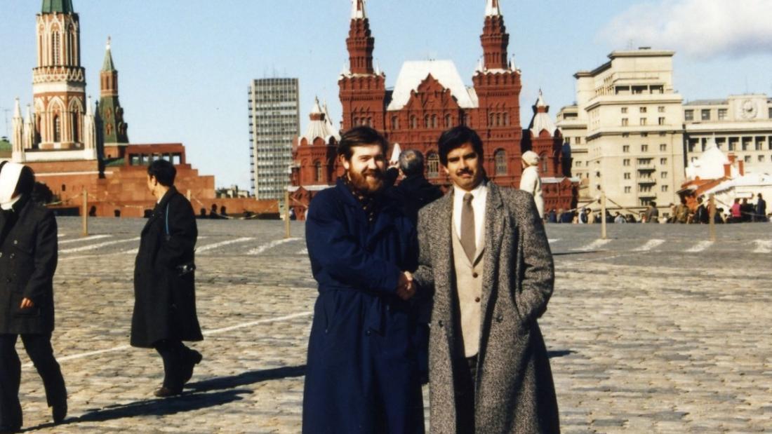 ヘンク・ロジャースさんとパジトノフさん＝モスクワの赤の広場