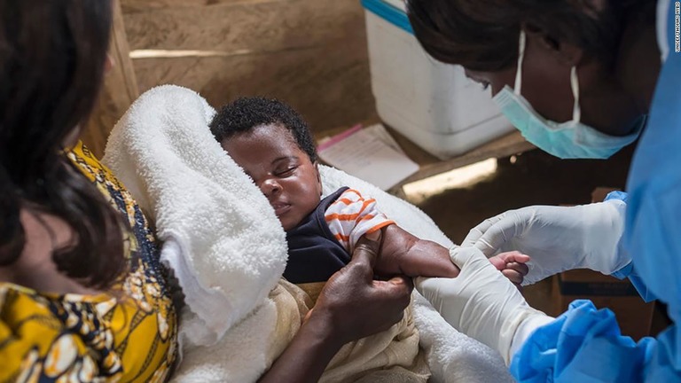 コンゴ民主共和国の北キブ州で赤ちゃんのワクチン接種の準備をする医療従事者/UNICEF/Thomas Nybo