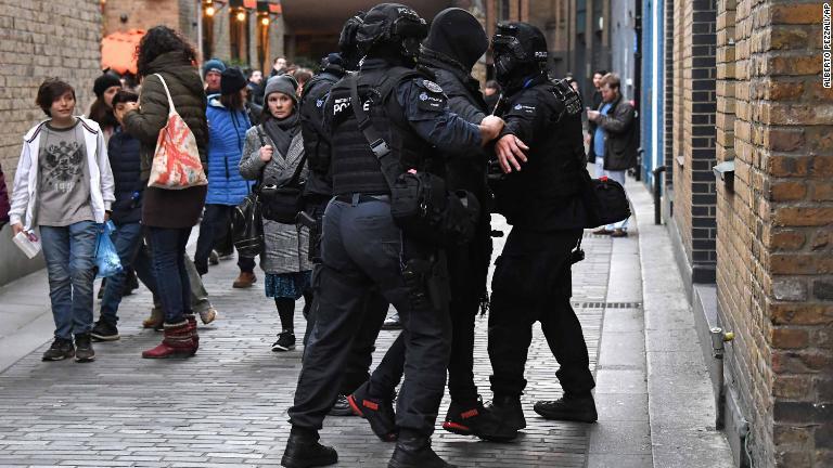 ロンドン橋付近で捜索を行う警察＝２９日/Alberto Pezzali/AP