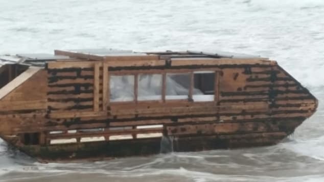 ソーラーパネルを設置した木造のハウスボートが漂着/Ballyglass Coast Guard Unit