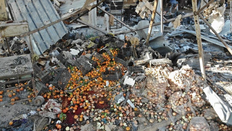 イドリブ県の市場が襲撃された＝２日、シリア/Omar Haj Kadour/AFP/Getty Images 
