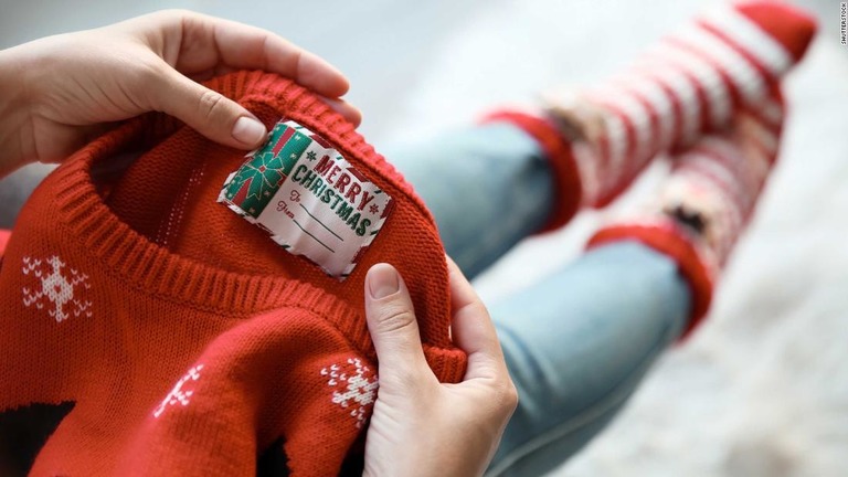 セーターに使われるプラスチック素材で海洋の汚染が悪化する可能性が高いという/Shutterstock