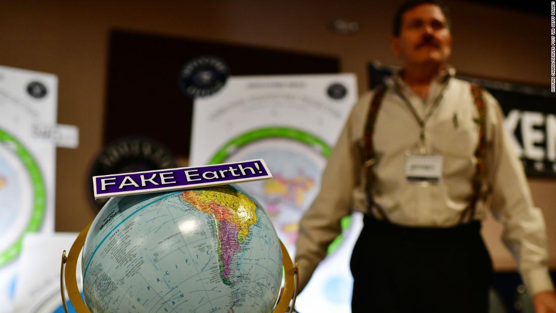 「地球平面説」の関連商品。丸い地球は「偽物」とうたっている/Hyoung Chang/Denver Post via Getty Images