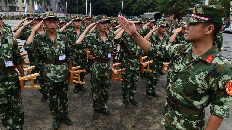 中国人民武装警察部隊（武警）の新規入隊者。武警は人民解放軍の指揮下にある/ Visual China Group via Getty Images