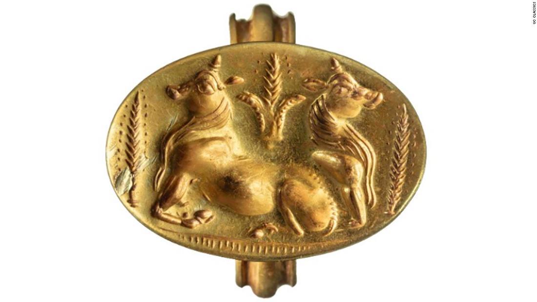 ２頭の牛と穀物の束の図柄を彫った金の指輪/UC Classics