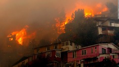森林火災が住宅地に延焼、住宅２００棟焼失　チリの歴史都市バルパライソ