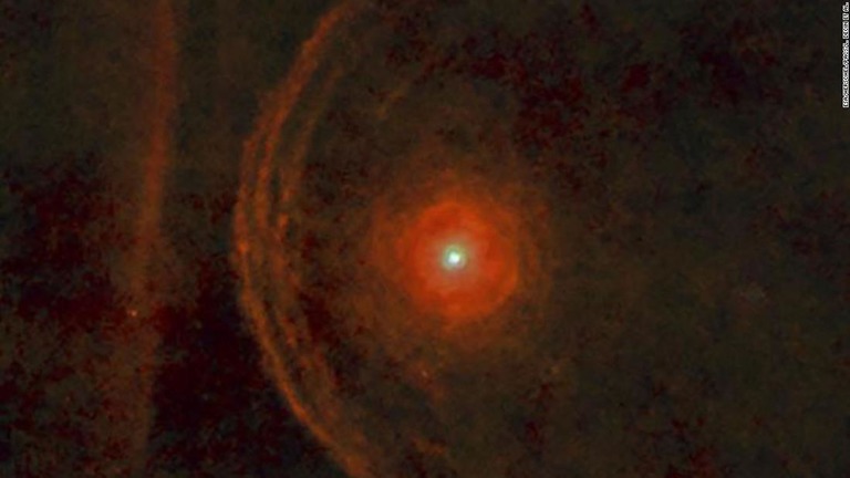 オリオン座のベテルギウスが過去数カ月で急激に明るさを失っていることが観測された/ESA/Herschel/PACS/L. Decin et al.