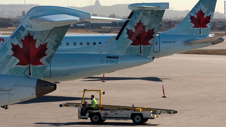 エア・カナダ・エクスプレスの旅客機が、離陸直後に車輪が脱落するハプニングに見舞われた/Ryan Remiorz/The Canadian Press/AP