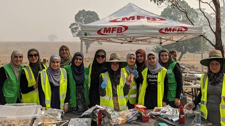 イスラム団体の女性たちが救援物資を持って被災地に入ったほか、消防士らに食事を振る舞った/Australian Islamic Centre