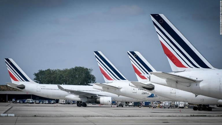 コートジボワールからパリに到着した旅客機の降着装置に密航者の遺体/STEPHANE DE SAKUTIN/AFP via Getty Images