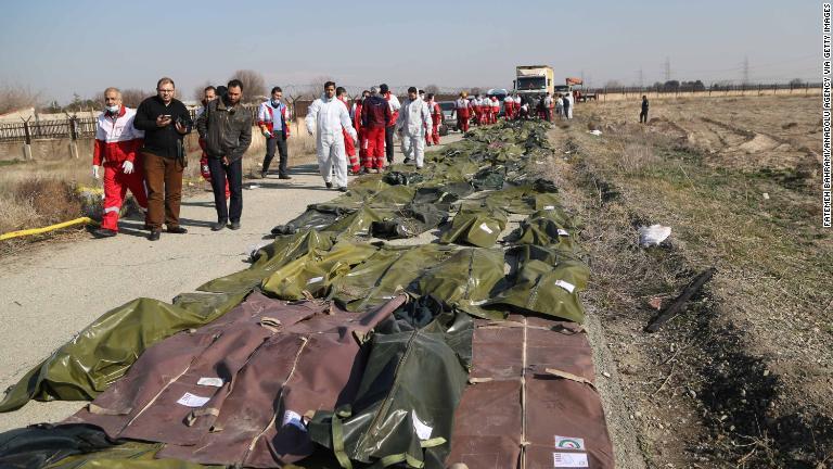 墜落地点に並ぶ遺体の収容袋/Fatemeh Bahrami/Anadolu Agency via Getty Images