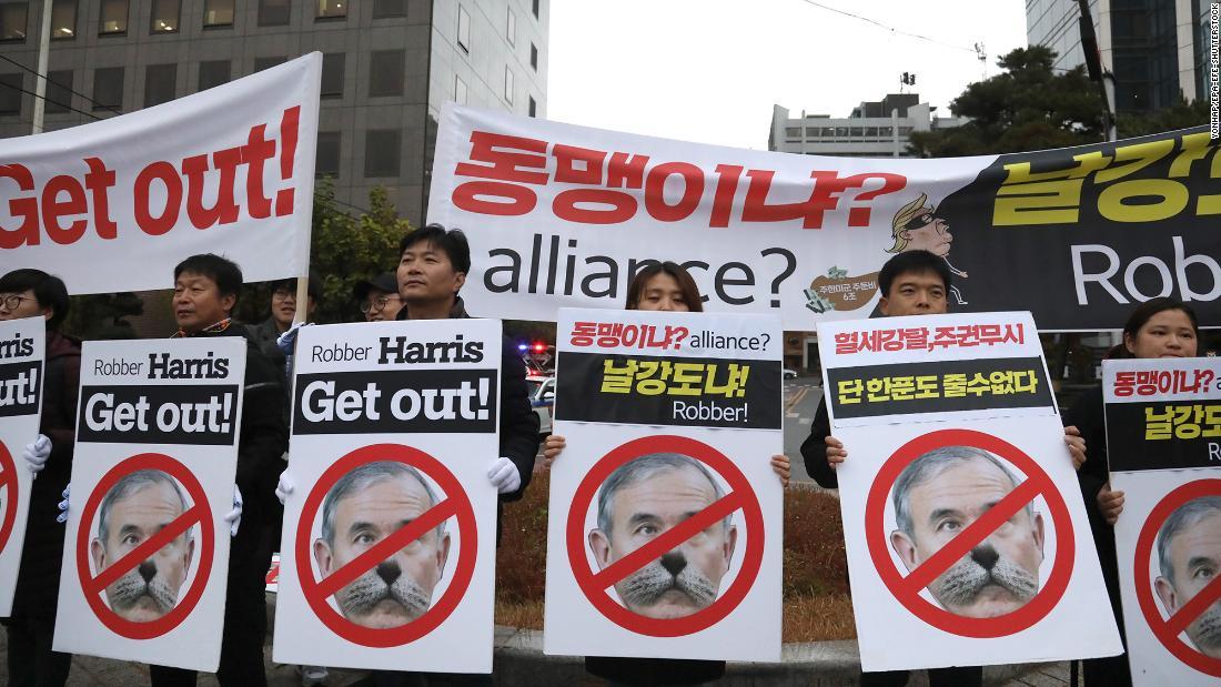 駐韓米大使公邸付近で集会を行う市民運動家のグループ/Yonhap/EPA-EFE-Shutterstock