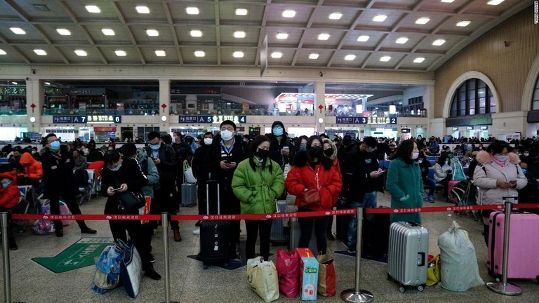 武漢市から離れようと列をなす旅行者たち/Yong Xiong