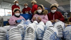 工場でマスクを作る作業員＝２３日、河北省