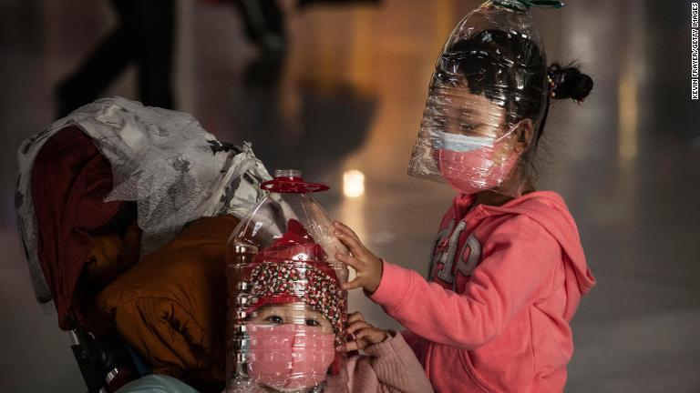 ペットボトルで作った間に合わせのマスクをかぶる子ども/Kevin Frayer/Getty Images