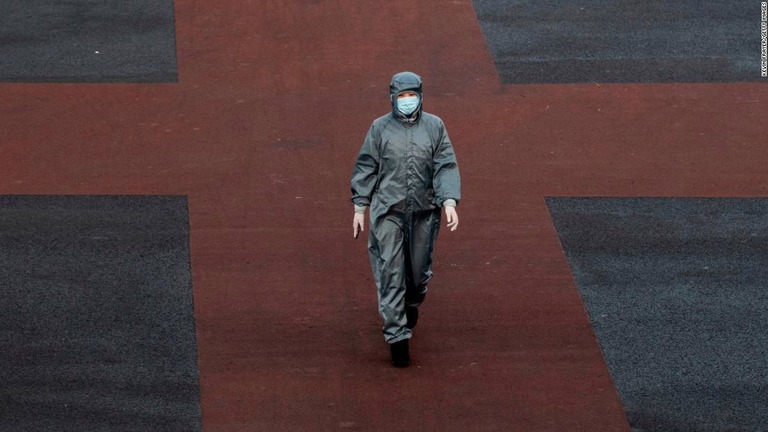 中国湖北省の当局によれば、新型コロナウイルスによる感染症で新たに１０３人が死亡した/Kevin Frayer/Getty Images