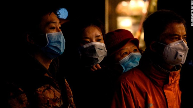 屋台で注文の列に並ぶ人々は皆防護マスクを着用＝１４日/NOEL CELIS/AFP/AFP via Getty Images