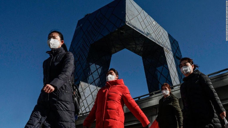 マスクを身に着けている人々＝１７日、北京/Kevin Frayer/Getty Images AsiaPac/Getty Images