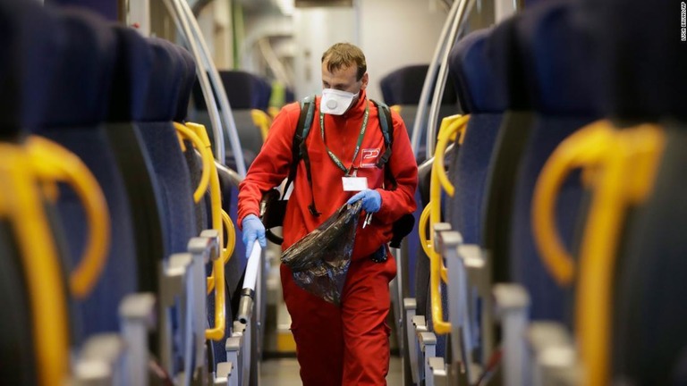 鉄道の客車を消毒する作業員＝２月２８日、ミラノ/Luca Bruno/AP