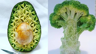日本の料理人、岸本岳大氏は野菜に精巧な模様を彫る「むきもの」の作品を制作している