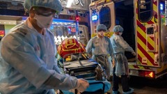 担架を運ぶ救急隊員＝２月２３日、香港
