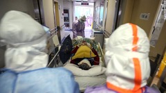 コロナウイルスの患者を武漢の赤十字病院に運ぶ医療スタッフ＝２月２８日