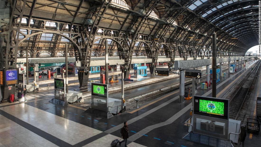 閑散としたミラノ中央駅をひとり歩く女性/Emanuele Cremaschi/Getty Images