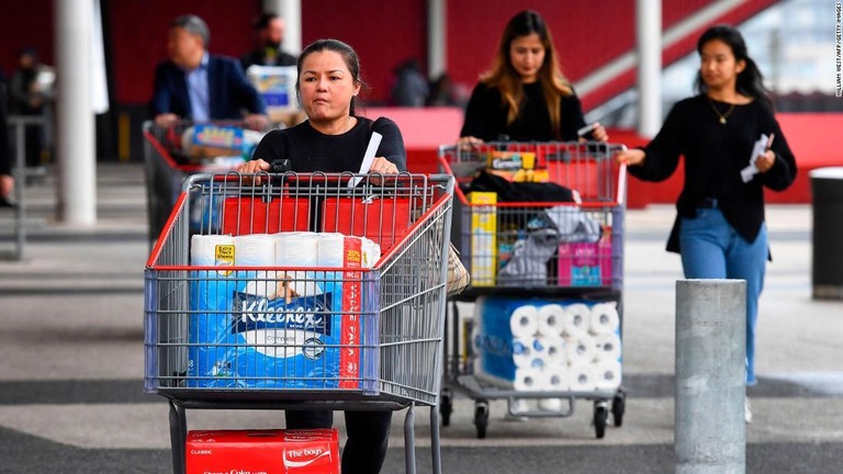 コストコでトイレットペーパーを大量購入する人々＝５日、オーストラリア・メルボルン/William West/AFP/Getty Images