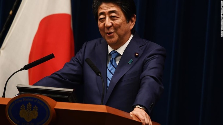 記者会見に臨む安倍首相。東京五輪について予定通りの開催を目指す考えを明らかにした/CHARLY TRIBALLEAU/AFP/AFP via Getty Images