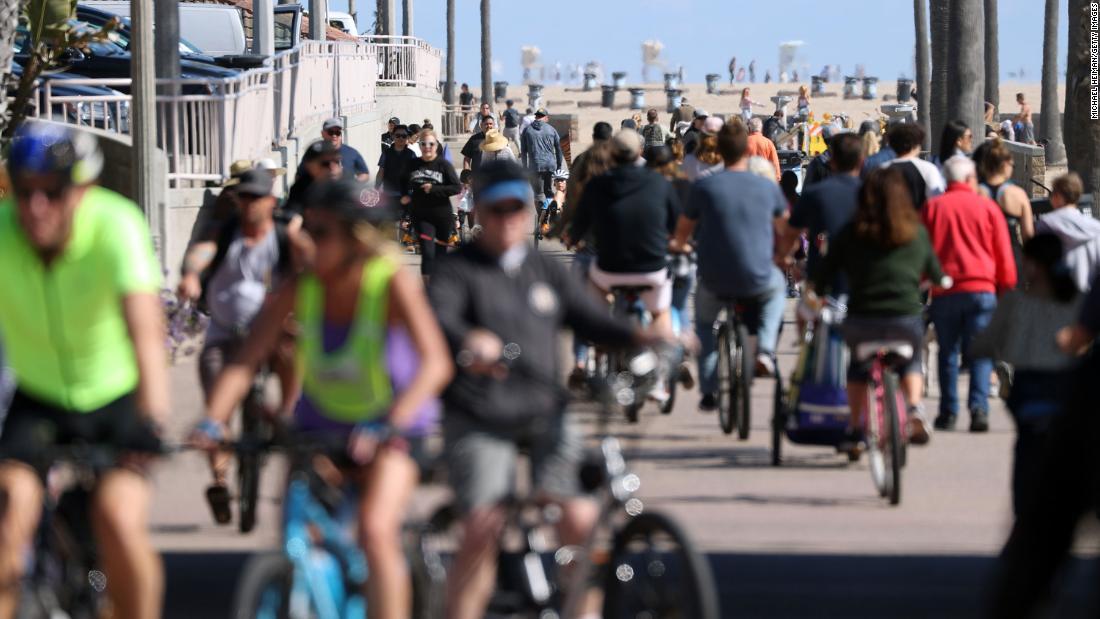 知事の自宅待機命令にもかかわらず、カリフォルニア州内の自転車コースには多くの人が詰めかけた/Michael Heiman/Getty Images