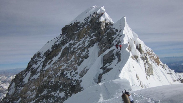 ネパール政府は今月、エベレストを含むヒマラヤ山脈での登山を禁止した/Michael Tomordy
