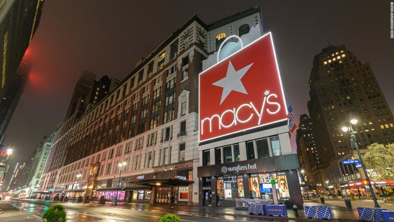 ニューヨーク市マンハッタンのヘラルドスクエアにあるメイシーの旗艦店も閉鎖中/Noam Galai/Getty Images 