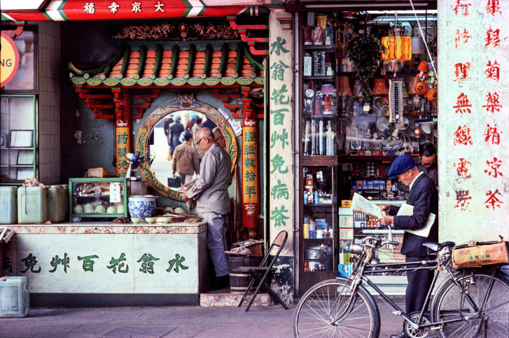 香港の上海通りにあった茶店＝１９８２年/Courtesy Blue Lotus Gallery