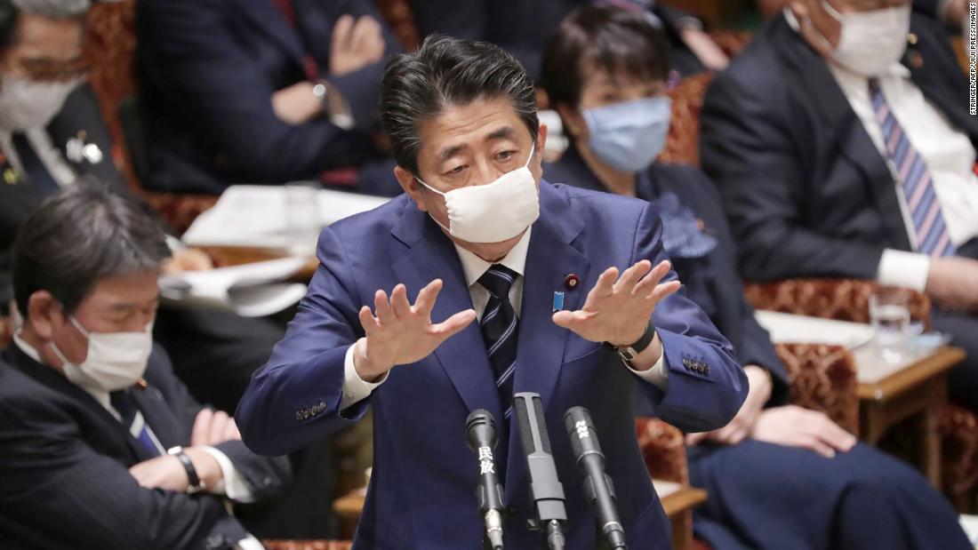 マスク姿で本会議に出席した安倍首相/Stringer/AFP/JIJI PRESS/Images