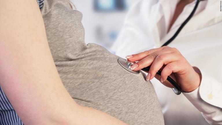 新型コロナ感染について、妊婦に重篤化の傾向はみられないとの調査結果が報告された/Shutterstock