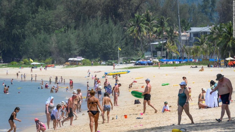 新型コロナウイルスの感染拡大を受けて、タイ・プーケット島にも厳しい封鎖措置が導入された/MLADEN ANTONOV/AFP/AFP via Getty Images