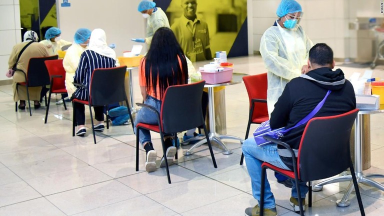 チュニジア行き便の搭乗前に血液検査を行うドバイ保健局職員/Emirates