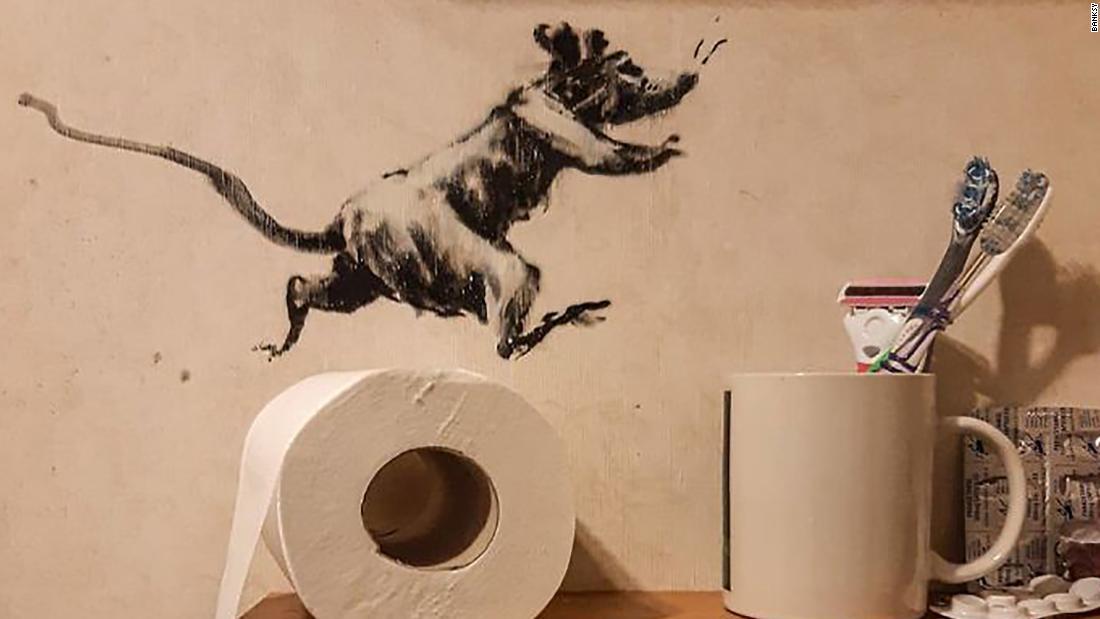 トイレットペーパーの上を走るネズミ/Banksy