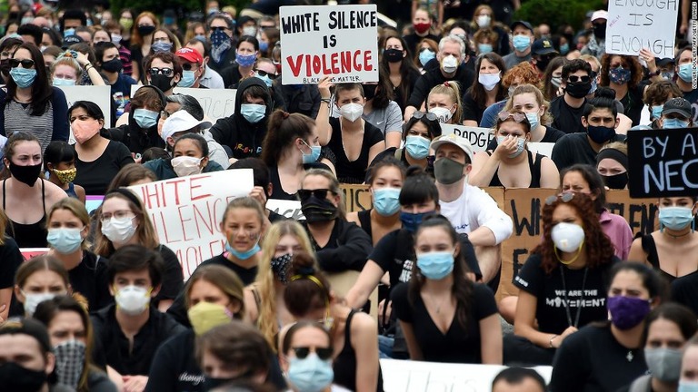米ＣＤＣが国内のデモ参加者について、新型コロナの検査を受ける必要があると述べた/Oliver Douliery/AFP/Getty Images