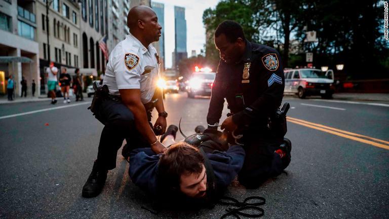 拘束されるデモ参加者＝６月３日、ニューヨーク市/John Minchillo/AP