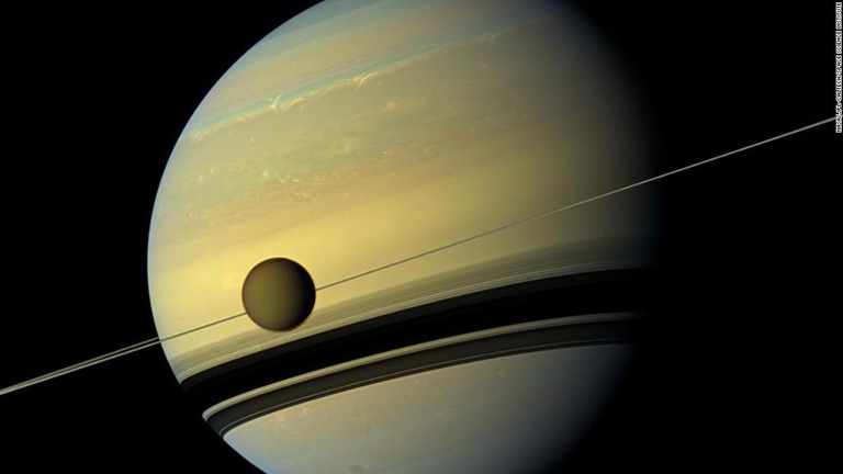 タイタンが土星から遠ざかる速度が従来の予測より１００倍速いことがわかった/NASA/JPL-Caltech/Space Science Institute
