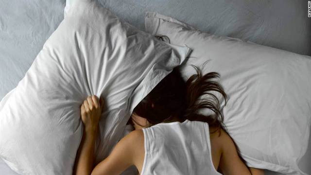 新型コロナウイルスが世界中で流行するなか、人々の睡眠時間が増えたとの調査結果が発表された/Getty Images