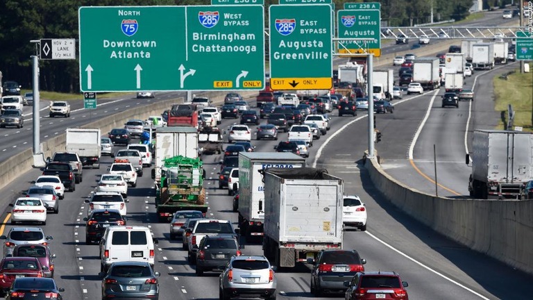 新型コロナの感染は、高速道路をなぞるような経路で拡大している兆候があるという/Mike Stewart/AP