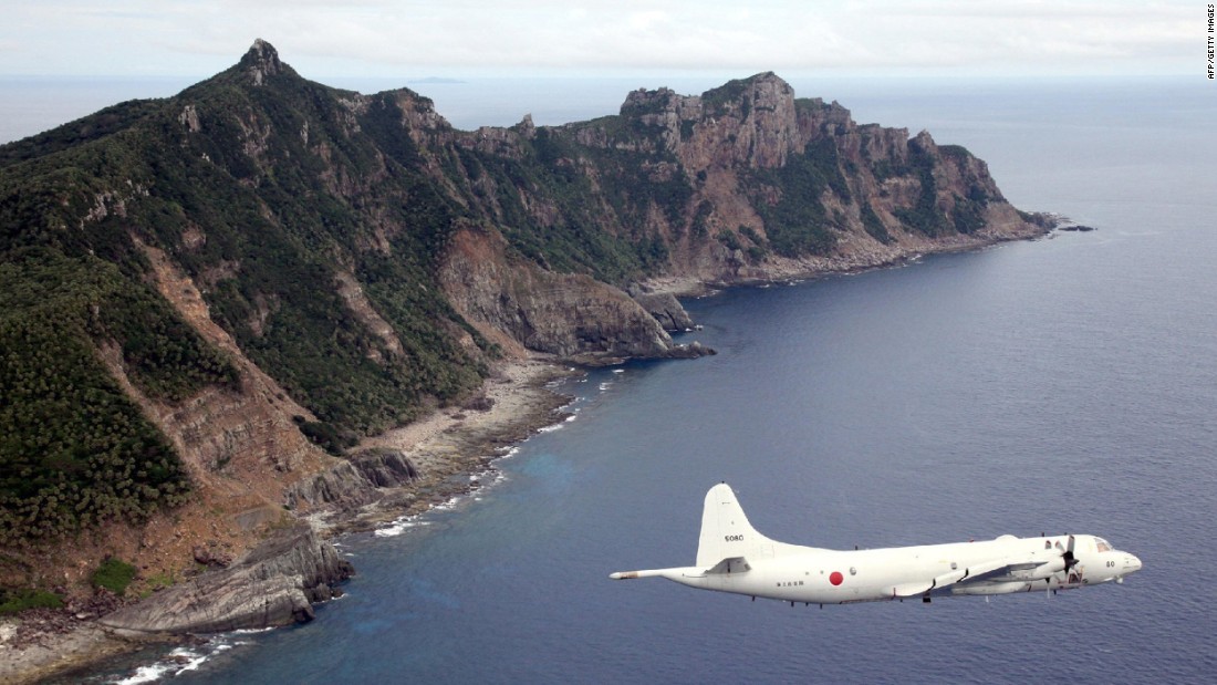 尖閣諸島の上空を飛行する日本の哨戒機（資料写真）/AFP/Getty Images