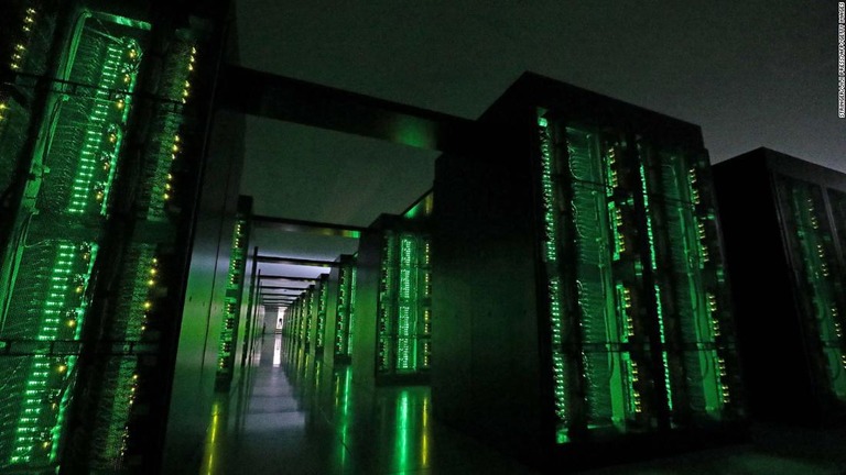 世界最速のスーパーコンピューター「富岳（ふがく）」＝１６日、兵庫県/Stringer/JIJI PRESS/AFP/Getty Images